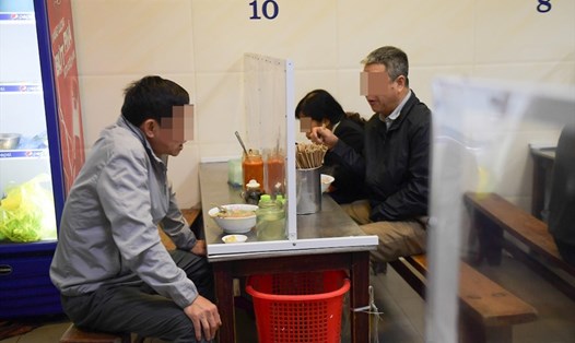 Hà Nội yêu cầu nhà hàng phục vụ trong nhà phải giãn cách tối thiểu 2m giữa người với người. Ảnh minh họa