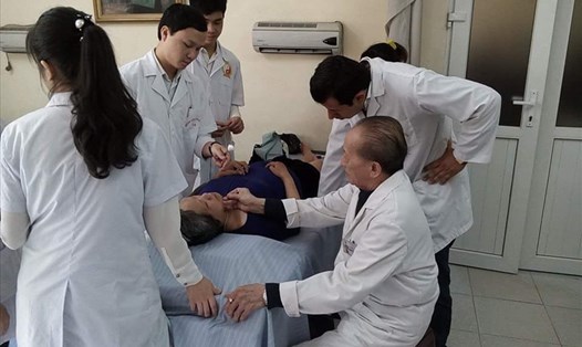GS Nguyễn Tài Thu chữa bệnh cho bệnh nhân, đồng thời truyền dạy cho các học trò. Ảnh: Học trò cung cấp