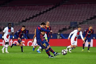 Messi ghi bàn trên chấm penalty nhưng không thể giúp Barcelona tránh được trận thua đậm. Ảnh: UEFA Champions League.