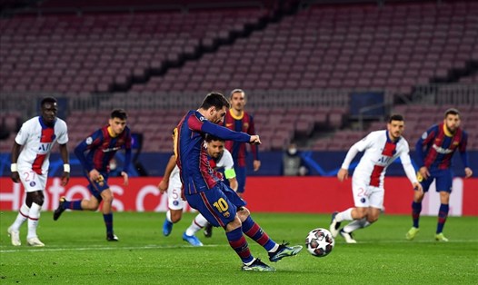 Messi ghi bàn trên chấm penalty nhưng không thể giúp Barcelona tránh được trận thua đậm. Ảnh: UEFA Champions League.