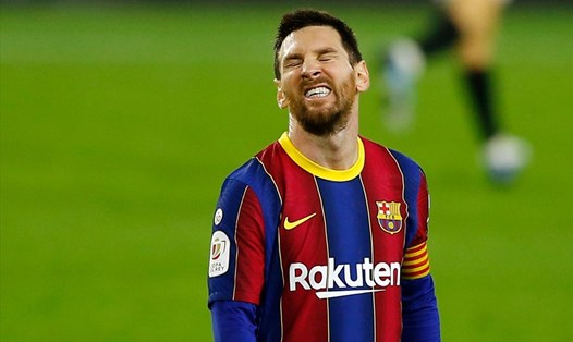 Lionel Messi không thể vui với thành tích cá nhân khi Barcelona lại thất bại nặng nề. Ảnh: AFP