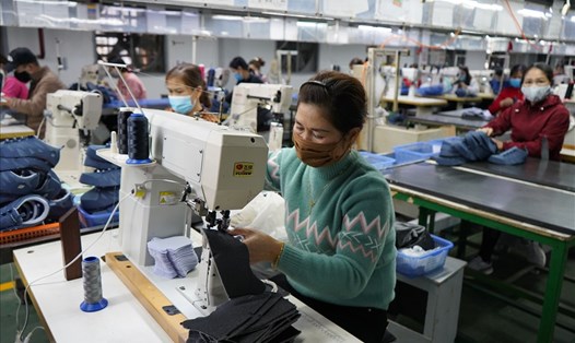 Công nhân Công ty Phong Mậu (Thủy Nguyên, Hải Phòng) rộn ràng sản xuất ngày đầu năm. Ảnh Mai Dung
