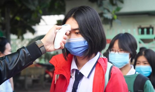 Học sinh tại Đồng Nai đi học ngày 17.2. Ảnh: Minh Châu