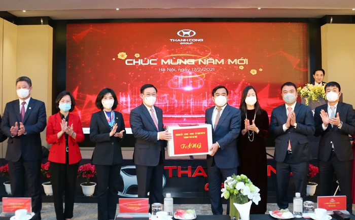 Bí thư Thành ủy Vương Đình Huệ cùng lãnh đạo Thành phố tặng quà, động viên cán bộ, người lao động Tập đoàn Thành Công. Ảnh: HNP