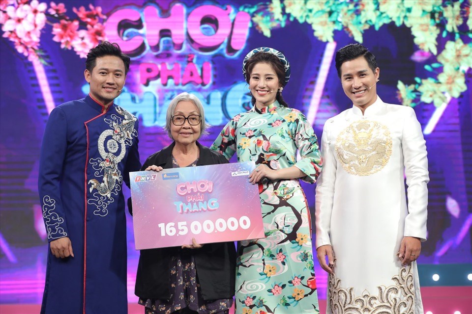 Cặp đôi nghệ sĩ tặng thêm tiền cho nghệ sĩ cải lương. Ảnh: NSCC Cặp đôi nghệ sĩ tặng thêm tiền cho nghệ sĩ cải lương. Ảnh: NSCC