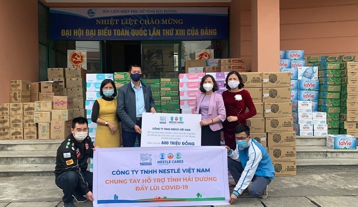 Công ty TNHH Nestlé trao tặng 100.000 sản phẩm tới trẻ em ở khu cách ly tại Hải Dương thông qua Hội phụ nữ tỉnh Hải Dương. Ảnh: Nestlé Việt Nam