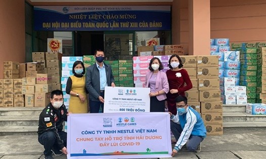Công ty TNHH Nestlé trao tặng 100.000 sản phẩm tới trẻ em ở khu cách ly tại Hải Dương thông qua Hội phụ nữ tỉnh Hải Dương. Ảnh: Nestlé Việt Nam