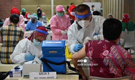Tiêm chủng vaccine COVID-19 tại một khu chợ ở Jakarata, Indonesia, ngày 17.2. Ảnh: AFP