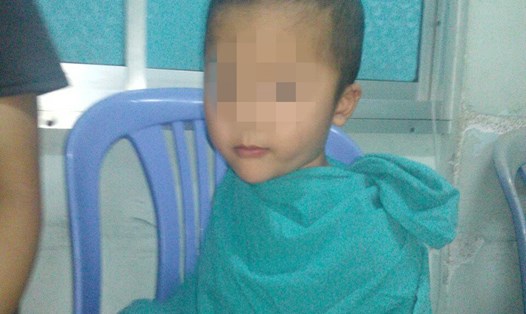 Cháu Nguyễn Gia Bảo không thể sinh hoạt bình thường như bao đứa trẻ khác chỉ vì căn bệnh u não. Ảnh: GĐCC