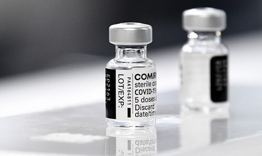 Nghiên cứu trong phòng thí nghiệm cho thấy, biến thể Nam Phi làm giảm sự bảo vệ của vaccine COVID-19. Ảnh: AFP