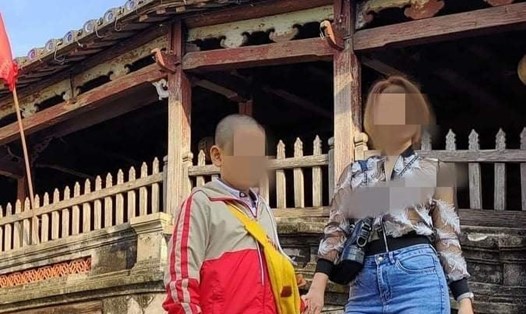 Cô gái ăn mặc phản cảm đứng chụp hình ở di tích Chùa cầu. Ảnh: Mạng xã hội