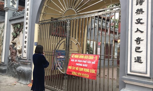 Khách đến lễ tại các di tích trên Hà Nội chỉ biết vái vọng từ xa do các nơi đều đóng cửa vì dịch COVID-19. Ảnh: Hương Mai