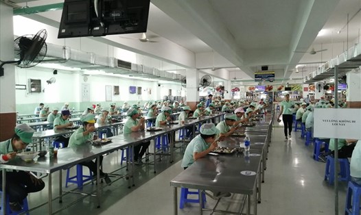 Các doanh nghiệp ở Đà Nẵng vẫn duy trì việc giữ khoảng cách ở phòng ăn. Ảnh: Tường Minh