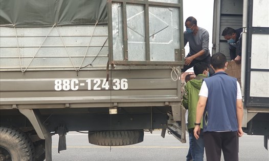 Chuyển hàng từ xe hàng của một doanh nghiệp trên địa bàn huyện Cẩm Giàng (Hải Dương) qua xe vận chuyển đi Tuyên Quang, đi qua địa phận tỉnh Bắc Ninh. Ảnh: Trần Tuấn.
