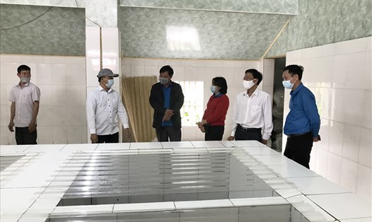 Lãnh đạo LĐLĐ tỉnh Thái Bình thăm và kiểm tra công tác phòng, chống dịch COVID-19 tại Công ty cổ phần thủy sản thương mại Diêm Điền huyện Thái Thụy. Ảnh Bá Mạnh