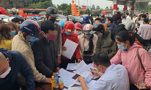 Hàng ngàn người dân chen chúc khai báo y tế tại điểm cầu Nghìn trước khi vào Hải Phòng - ảnh HH