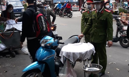Lực lượng chức năng phường Thành Tô, Hải An, Hải Phòng ra quân xử lý người dân không đeo khẩu trang tại nơi công cộng - ảnh VĐ
