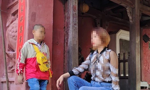 Cô gái "thả rông", chụp ảnh cùng trẻ em bên trong di tích Chùa Cầu, Hội An. Ảnh trên Facebook cá nhân của nhân vật