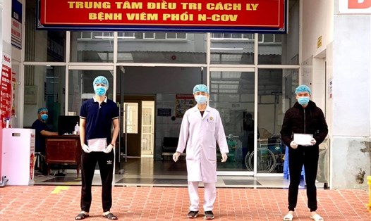 2 trong số các bệnh nhân mắc COVID-19 được công bố khỏi bệnh tại Bệnh viện số 2 (Quảng Ninh) ngày 18.2. Ảnh: CTV Nguyễn Hoa