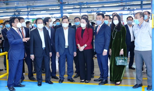 Thăm hỏi động viên CNLĐ tại Nhà máy sản xuất ô tô Hyundai Thành Công. Ảnh: NT