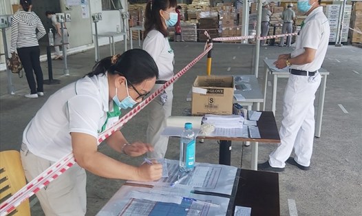 Người lao động Công ty Nidec Việt Nam (TPHCM) khai báo y tế trước khi vào làm việc. Ảnh: Đức Long