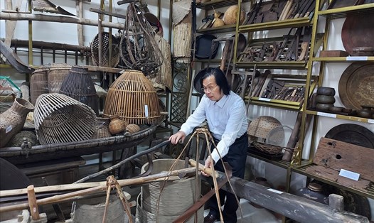 TS Nguyễn Quang Cương và những hiện vật ông đã dày công sưu tầm 
từ 50 năm qua tại bảo tàng Hoa Cương. Ảnh: Trần Tuấn