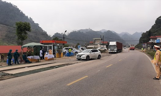 Các lực lượng làm nhiệm vụ tại chốt kiểm dịch COVID-19 trên QL6 đoạn huyện Vân Hồ, Sơn La.