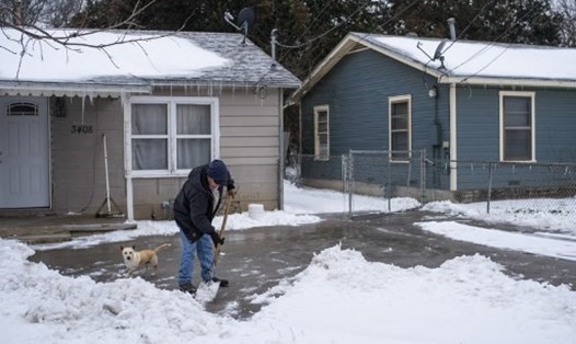 Người dân thành phố Waco, tiểu bang Texas dọn tuyết trước nhà, ngày 17.2. Ảnh: AFP