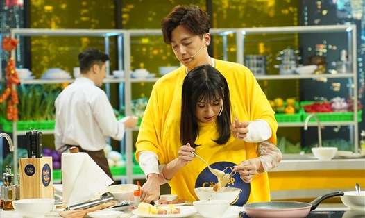 Ngô Kiến Huy, Lynk Lee tham gia thử thách trong "Căn bếp vui nhộn". Ảnh: NSX