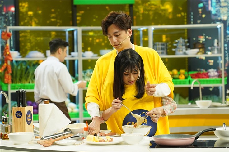 Căn bếp vui nhộn: Ngô Kiến Huy, Lynk Lee mặc chung áo cùng nhau nấu ăn