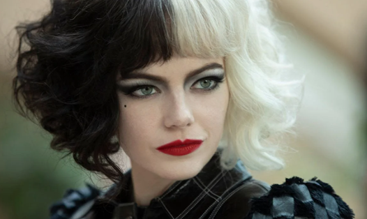 Tạo hình “nữ ác nhân” của Emma Stone trong phim “Cruella”. Ảnh nguồn: Xinhua.