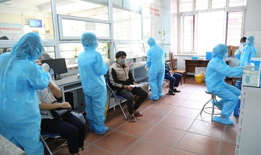 Người dân đến lấy mẫu xét nghiệm theo yêu cầu tại Bệnh viện đa khoa tỉnh Quảng Ninh. Ảnh: CTV