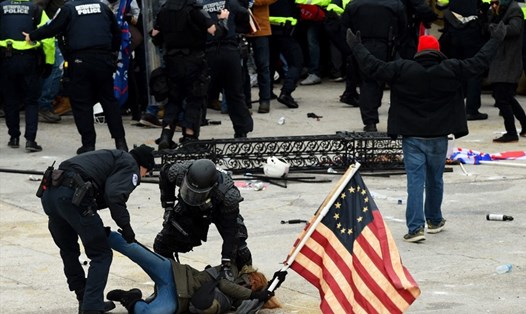 Hàng chục cảnh sát Điện Capitol bị điều tra vì dính líu đến vụ bạo loạn ngày 6.1. Ảnh: AFP.