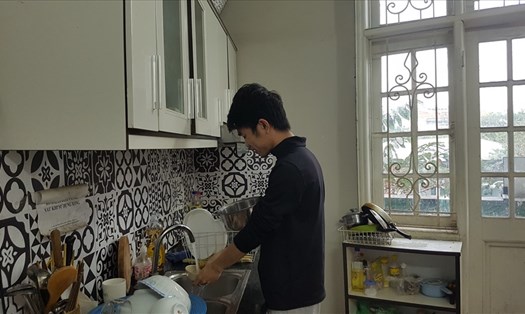 Anh Nguyễn Thanh Sơn đang phải làm các công việc nhà khi chưa thể tìm được người giúp việc ưng ý