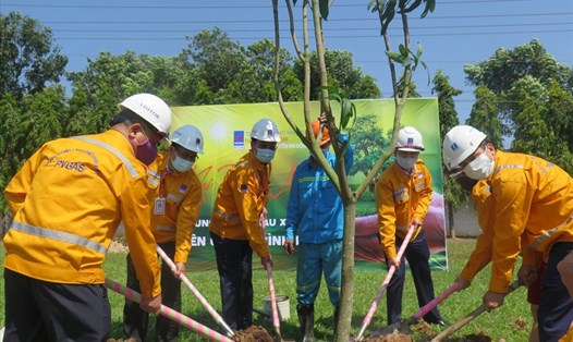 Cán bộ công nhân viên Công ty Vận chuyển Khí Đông Nam Bộ hưởng ứng Tết trồng cây với chủ đề “Chung tay vì màu xanh trên công trình khí”. Ảnh: CĐ DKVN