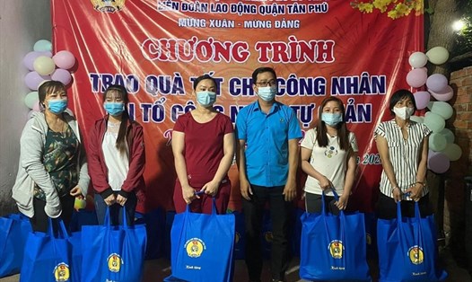LĐLĐ Quận Tân Phú trao quà cho công nhân lao động ở tại khu nhà trọ trong dịp Tết Tân sửu 2021. Ảnh Đức Long
