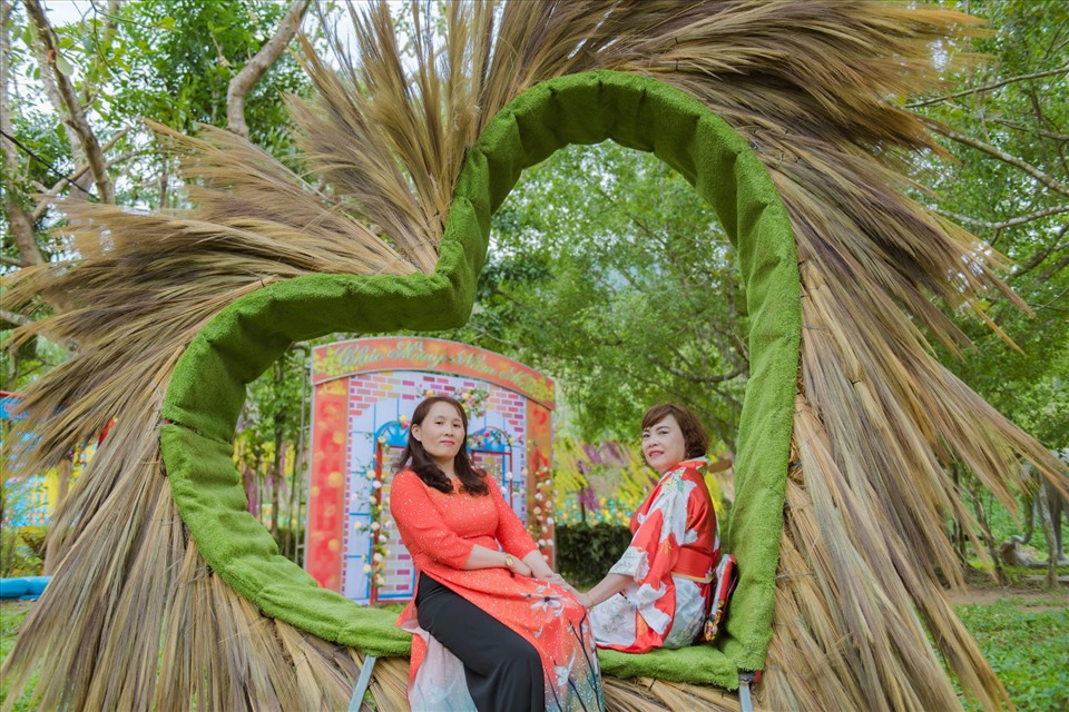 Khách tham quan check-in trong khu vườn tình yêu với nhiều tiểu cảnh đặc sắc như trái tim, tổ chim tại khu du lịch sinh thái Hầm Hô Rosa Alba trong dịp Tết. Ảnh: T.X