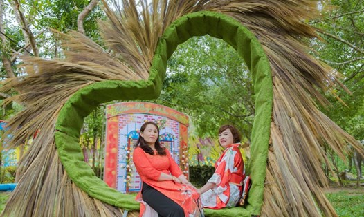 Khách tham quan check-in trong khu vườn tình yêu với nhiều tiểu cảnh đặc sắc như trái tim, tổ chim tại khu du lịch sinh thái Hầm Hô Rosa Alba trong dịp Tết. Ảnh: T.X