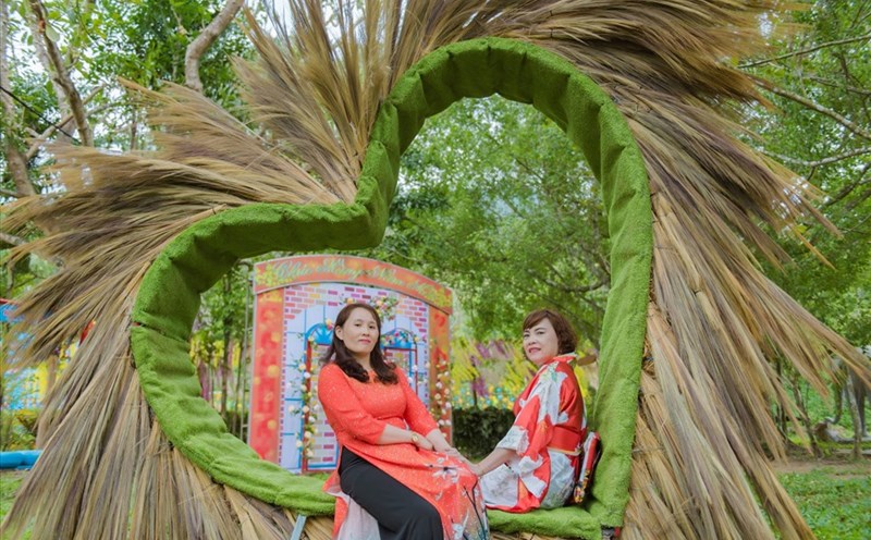 Khách tham quan check-in trong khu vườn tình yêu với nhiều tiểu cảnh đặc sắc như trái tim, tổ chim tại khu du lịch sinh thái Hầm Hô Rosa Alba trong dịp Tết. Ảnh: T.X