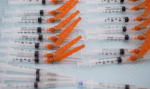 Các ống tiêm chứa đầy liều vaccine COVID-19 đang chờ được tiêm tại Trung tâm Y tế Cộng đồng Kedren ở Los Angeles, California, Mỹ. Ảnh: AFP.