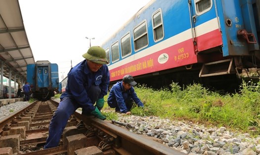 Đồng loạt ra quân sửa chữa, nâng cấp tuyến đường sắt Bắc - Nam. Ảnh Hải Nguyễn