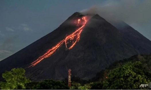 Núi lửa Merapi trên đảo Java ở Indonesia đang phun trào dung nham nóng chảy. Ảnh: AFP