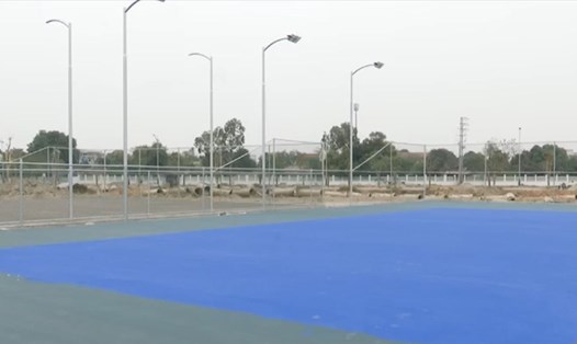 Sân quần vợt phục vụ SEA Games 31 đang được triển khai xây dựng ở TX.Từ Sơn, Bắc Ninh. Ảnh: PV.