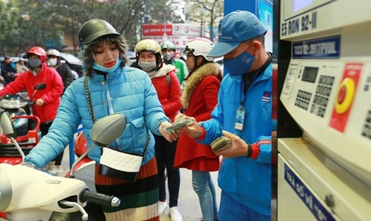 Người dân mua xăng E5 tại cây xăng trên đường Hoàng Quốc Việt (Hà Nội). Ảnh: Hải Nguyễn.