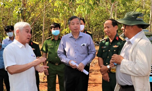 Lãnh đạo tỉnh Bình Phước khảo sát vị trí lập dự án xây dựng sân bay lưỡng dụng 500ha. Ảnh: Trần Thể