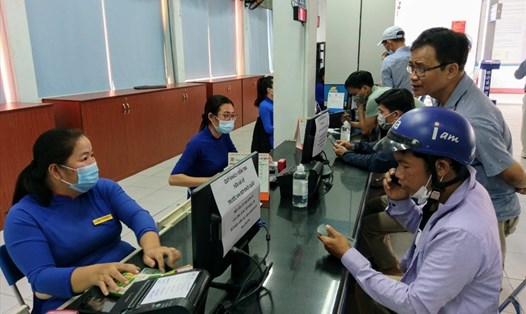 Hành khách mua vé tàu Tết ở ga Sài Gòn.  Ảnh: Minh Quân