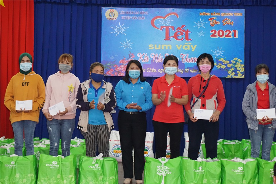 Trao tặng quà cho đoàn viên, người lao động có hoàn cảnh khó khăn. Ảnh LĐLĐ Tây Ninh cung cấp