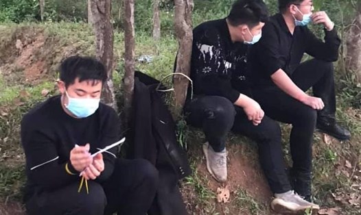 Các công dân Trung Quốc đi trên xe ôtô trốn chốt kiểm tra y tế phòng dịch COVID-19 trên Quốc lộ 1A đoạn qua Quảng Trị. Ảnh: Công an xã Vĩnh Chấp.