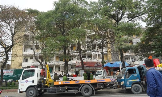 TP Vinh tổ chức cưỡng chế phá dỡ các nhà chung cư B3 và B6 thuộc khu B-chung cư Quang Trung. Ảnh: Quang Đại