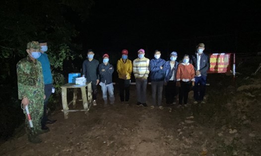 Bộ đội Biên phòng Điện Biên bắt giữ 8 đối tượng người Lào có hành vi xuất cảnh trái phép. Ảnh: Anh Dũng